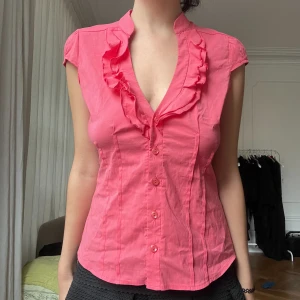 korall färgad skjorta - märke: jane norman. storlek M. passar även S som man kan se på bilden. oanvänd. möts i stockholm eller fraktar.