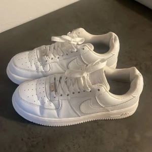 Nike Air Force  - Säljer mina Nike air force i storlek 38, köpt för några år sedan men inte använt mycket alls, man ser att de är använda längst fram men inget som man tänker på när man har på sig dom. Pris kan diskuteras ❣️