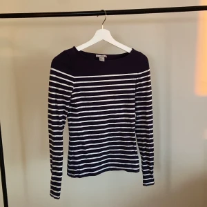 Randig Tröja - Långärmad mjuk tröja. Använd ett fåtal ggr och är i nyskick. 