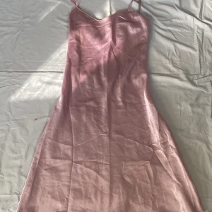 Rosa satinklänning  - Skriv vid frågor,  köp nu går bra🥰