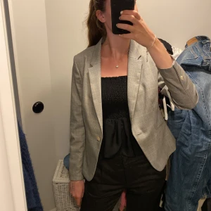 Mönstrad kavaj - Grå kavaj med gul/svart/vit mönster från H&M 🩶