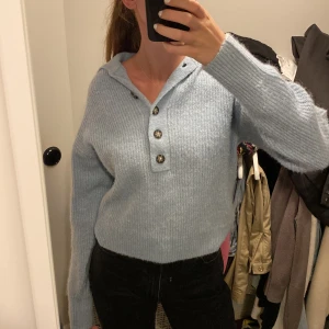 Blå stickadtröja  - Ljusblå stickad tröja med knappar från Gina Tricot 🩵🍁