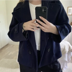 Design by si kappa - Så snygg mörkblå design by si kappa. Perfekt nu till hösten. Använd fåtal gånger. Bra skick. Hör av er om ni undrar något💕