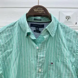 Stilren skjorta som är randig (vit och en grön-turkos färg). Fåtalet gånger använd. Storlek medium (se tag). Custom fit. 