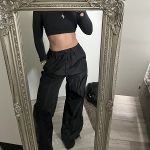 boohoo parachute pants - parachute pants i storlek xs men är juster bar och skulle nog säga att en M får plats. använt ett par ggr. 