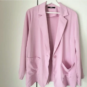 Rosa kavaj - Oanvänd rosa kavaj ifrån bikbok, i mjukare material. Endast testad, lånade bilder 🥰