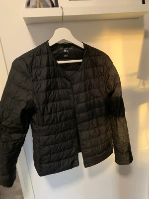 Höstjacka! - Sjukt snygg jacka från Uniqlo, perfekt till hösten, använd ett fåtal gånger!