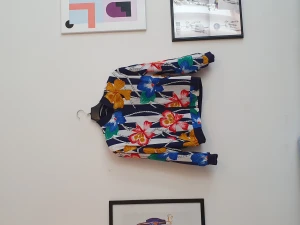 Tunn mönstrad jacka "Alia" i Medium - Tunn mönstrad jacka "Alia" i medium, unisex. Använd men I väldigt gott skick!