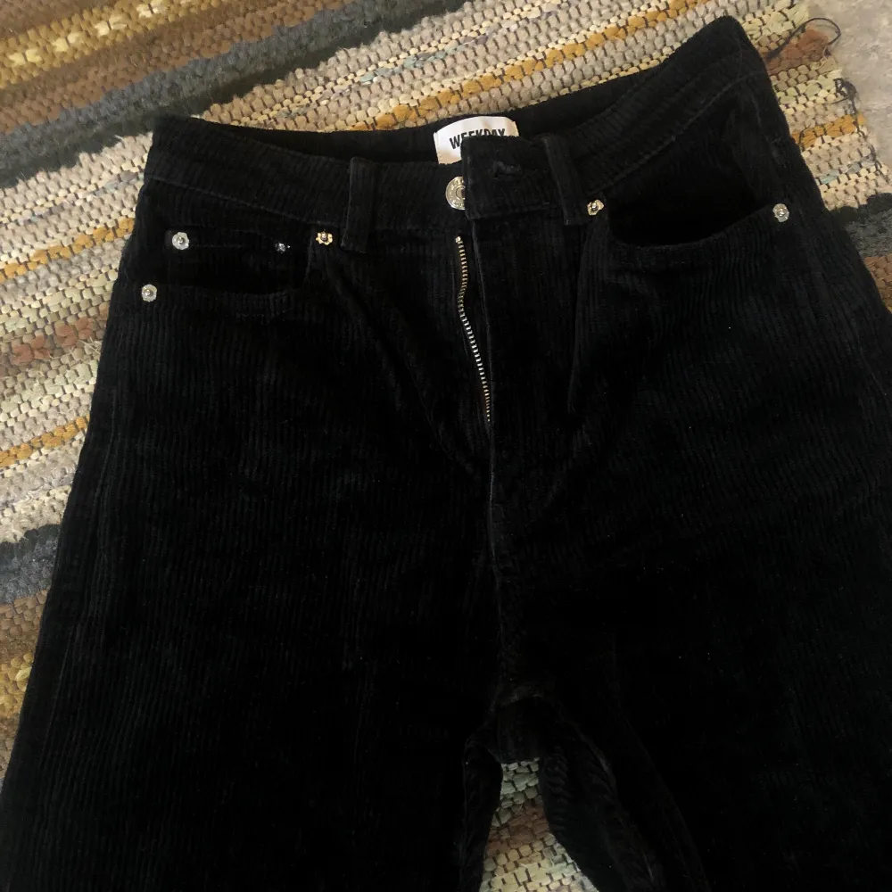 Svarta manchesterbyxor i storlek 34. Från Weekday, köpta second hand men inget slitage🧡. Jeans & Byxor.
