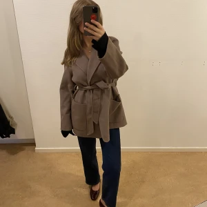 Ulljacka med bälte - Mysig höst/vår jacka med bälte 🍁🌸 Jackan är i nyskick och nypris var 1500kr Stl.M