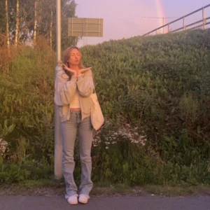 Jeans  - Säljer mina blåa mid waist jeans från Gina tricot. Helt slutsålda och inga defekter!!