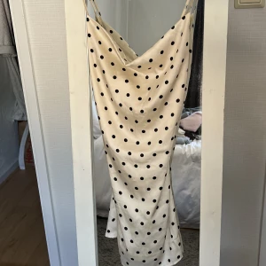 klänning  - från Loavies köpt på sellpy men mycket bra skick. Korsad rygg och dragkedja bak🩷