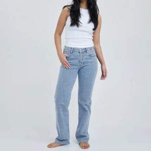Säljer mina jeans från bikbok som går under naveln, jeansen är knappt använda så skicket är nytt! Midjan är 25 och längden är 30, jag är ungefär 160-163 och dom ser ut som på bilden för mig i längd! Byxorna kostar nya 699kr!☺️