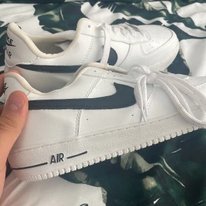 Nike Air Force 1 - riktigt bra skick, storlek 45, säljer för de inte riktigt passar min stil men annars superfräscha och fina skor