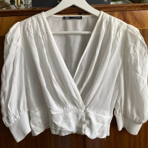 Vit blus  - Jättefin blus som är stretchig där nere och i ärmarna, passar även S