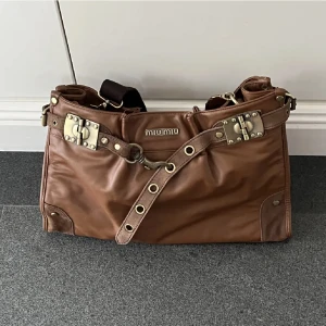 Miu miu väska  - Säljer min Miu Miu väska jag köpt secondhand. 41 cm bred, 27 cm hög och 11 cm djup