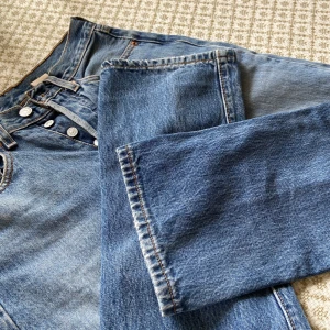 ASSSYGGA LEVI’S 501 - Säljer mina Levi’s 501 då de är för små på mig💓 Mer info i chatten