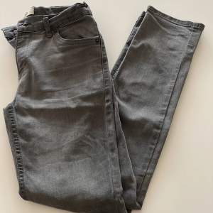 Grå Levis jeans modell 512, slim fit