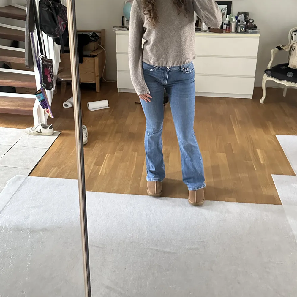 Mörkblåa jeans som är lite utsvängda längst ned😍de är i storlek 38, men passar mig som vanligtvis har 36! frakt ingår inte. Jeans & Byxor.