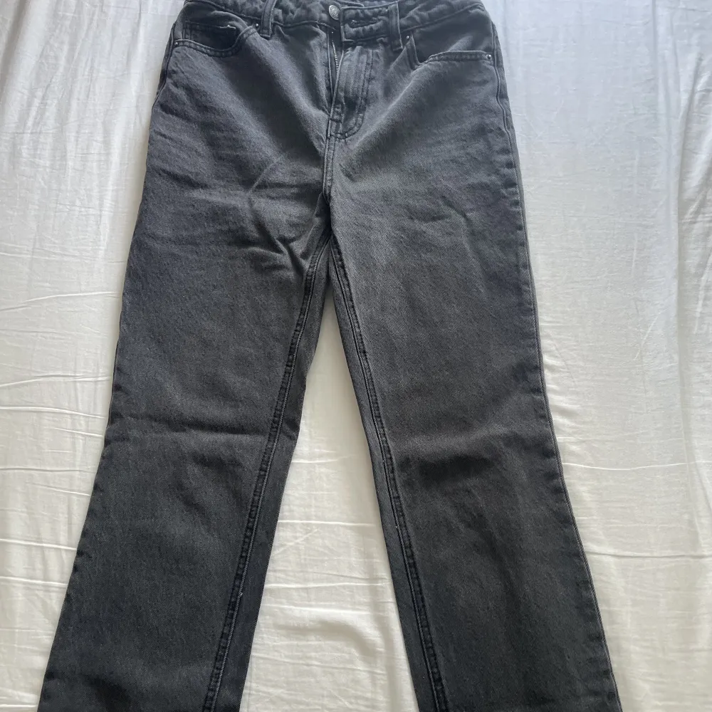 High waist straight jeans från Vero Moda i färgen mörkgrå. Storlek 27/30. Använt endast ett par gånger så de är i nytt skick!💗. Jeans & Byxor.