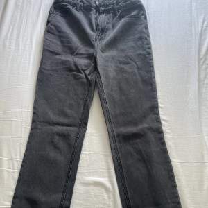 High waist straight jeans från Vero Moda i färgen mörkgrå. Storlek 27/30. Använt endast ett par gånger så de är i nytt skick!💗