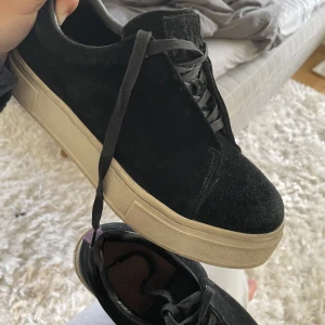 Eytys - Säljer mina eytys eftersom dom inte kommer till andvändning, skorna är i modellen doja kontakta vid intresse . Köpta för 2000