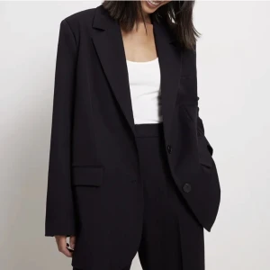 Svart kavaj - Supersnygg kavaj från nakd. Inga defekter. Kom privat för fler bilder. Nypris 799kr och säljer för 400kr