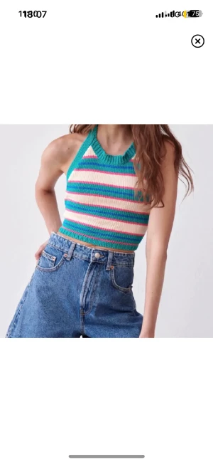 Zara topp  - Så söt topp ifrån zara! Aldrig använd, nyskick!! Säljer då jag aldrig fått användning av den. Storlek M men passa mig med S, reglerar med banden! Skickar samma dag vid snabb affär!