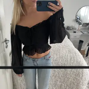 Sååå fin blus med dragsko som gör att man själv kan bestämma hur kort den ska sitta🥰Den går både att använda offshoulder och som vanligt! väldigt fint skick då den bara använts fåtal gånger! Fri frakt💗💕