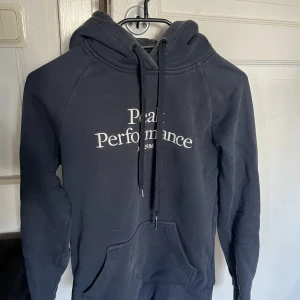 Peak Performance Hoodie - Säljer denna för att det inte är min stil längre och den tar plats i garderoben!💙
