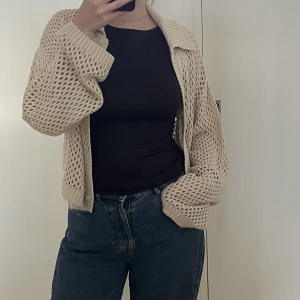 Hålstickad tröja - Hålstickad tröja/ kofta från hm! Bra skick🙌🏼💞