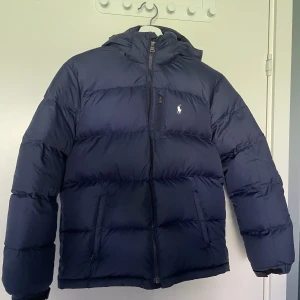 Ralph Lauren - Köpte från Plick men var tyvärr för liten för mig !! Nästan aldrig använd, nyskick !! Pris kan diskuteras!!