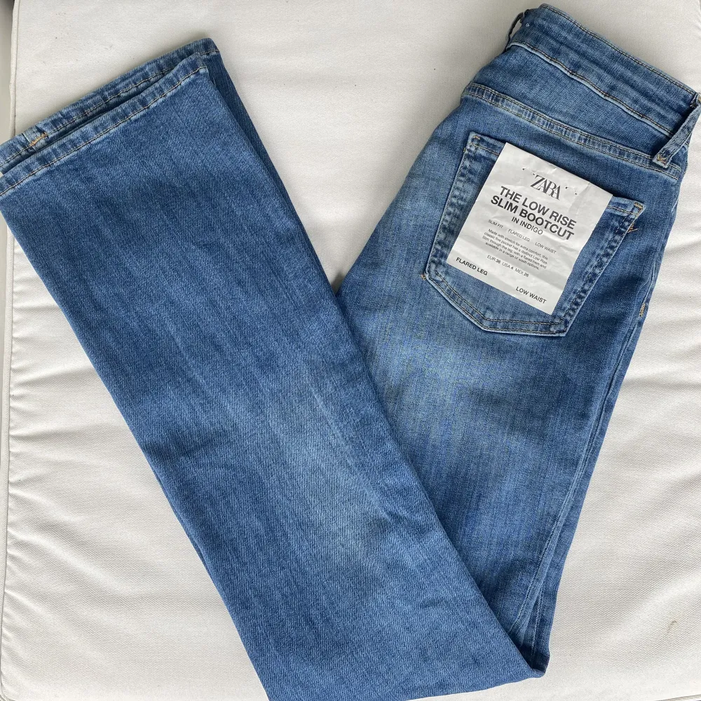 Skitsnygga jeans från Zara som är helt nya, endast testade. Low waist och bootcut. Slutsålda på hemsidan🩷🩷perfekta nu till höst och vinter! Pris kan diskuteras. Kan mötas upp men fraktar helst. . Jeans & Byxor.