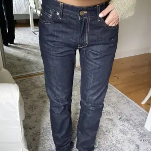Supersnygga jeans från J.Lindeberg. Lågmidjande med raka ben! Knappt använda så är i nyskick. Storlek 31/34. Frakt tillkommer🌸