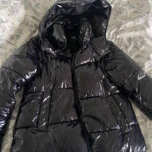 Zara jacka - Super fin och varm vinterjacka från zara💕Storlek S men passar xs-m beroende på hur man vill att den ska sitta. Skriv för fler bilder eller frågor💕Den har ett litet hål i ena fickan men det är jätte lätt att sy igen💓