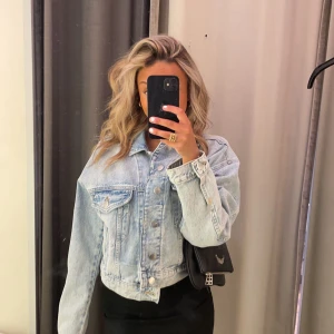 Jeansjacka - En jättefin croppad jeansjacka i superbra skick. Den är endast använd ett fåtal gånger, köptes för en månad sen 🥰