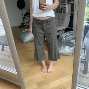 Rutiga Capri byxor  - Korta brallor i snyggt tyg och najs detaljer! Avklippta där nere och kanten kan sys upp om det önskas.