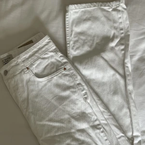 Vita jeans - Lite baggie med rak modell, sitter väldigt bra i rumpan. Hål på knäna. Varit väldigt kär i dessa jeans och fått många frågor om vart dom är ifrån.