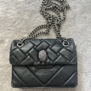 Kurt geiger väska - Favorit väskan! -Såå snygg från kurt geiger nypris 1800. Säljer för att jag behöver pengar. Den har några få slitningar och därav har jag sänkt ned priset. KÖP DIREKT kan användas❤️❤️
