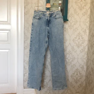 Jeans - Lågmidjade jeans från h&m, så snygga och y2k! Kolla sista bilden för cool detalj. I väldigt bra skick. Strl 36, något små i storleken.