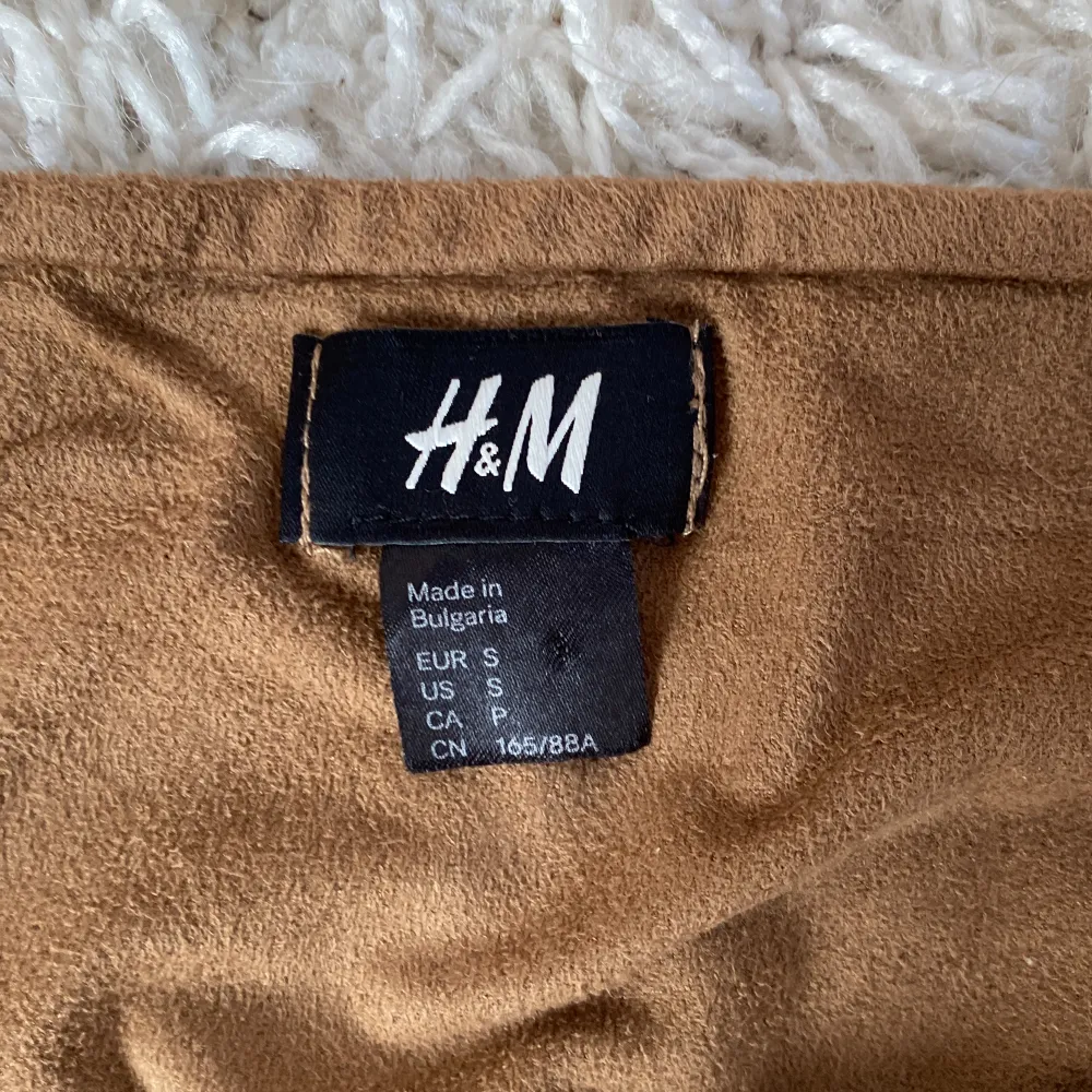 Säljer denna söta kjol från H&M, inga difekter, använd en gång.. Kjolar.