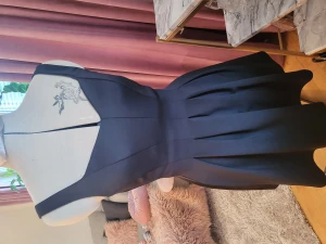 Klänning - Somrig svart klänning i ett material som gör att klänningen får riktigt snyggt fall! Endast testad. Står ingen storlek men uppskattar till storlek S. Rökfritt hem