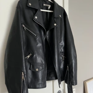 Skinnjacka  - Skinnjacka i bra skick. Lite större än vanlig fit. 