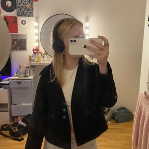 Svart kappa  - Svart kappa som inte kommer till användning längre, likar lite design by si kapporna lite kortare bara, passar xs-s💓