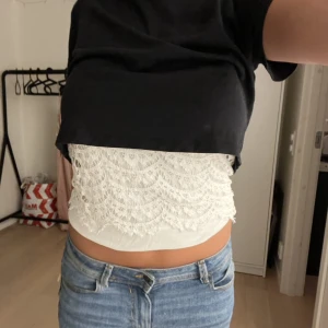 Spets linne - Säljer detta spets linne som är assnygt att ha under en croppad tshirt, linnet har inget Stl men skulle säga d passar npn som e typ 165-170❤️