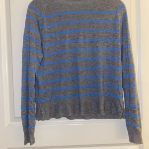 Tunn tröja - säljer min fina randiga tröja från zara, inte använt den mycket, den är i väldigt bra skick💙
