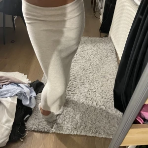 Zara kjol - Vit zara kjol, skönt lite tjockare matrial💗