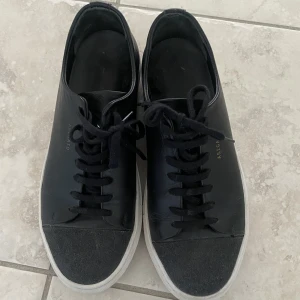 Axel arigato  - Arigatos storlek 39 med super fin glittrig Captoe💘 fler frågor svarar jag gärna på privat💘