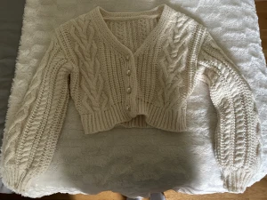 cardigan - Fin och skön stickad cardigan. Varm och skön. använd endast en gång
