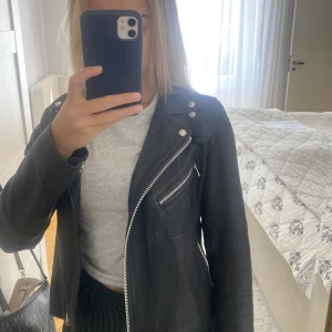 samsoe samsoe skinnjacka  - Jätte snygg samsoe samsoe skinnjacka! Original pris 4000